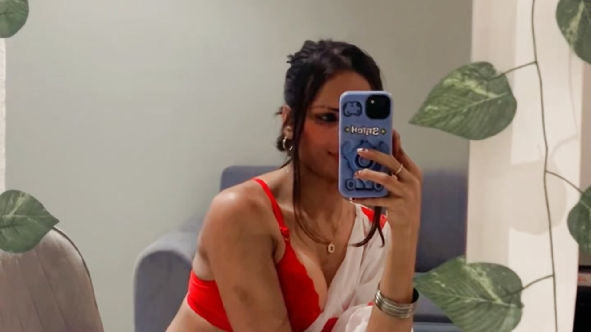 F9176C53-64F1-408C-9582-677D3C1E1279 – video modela na kameri Alisha_Bebo_Jaan