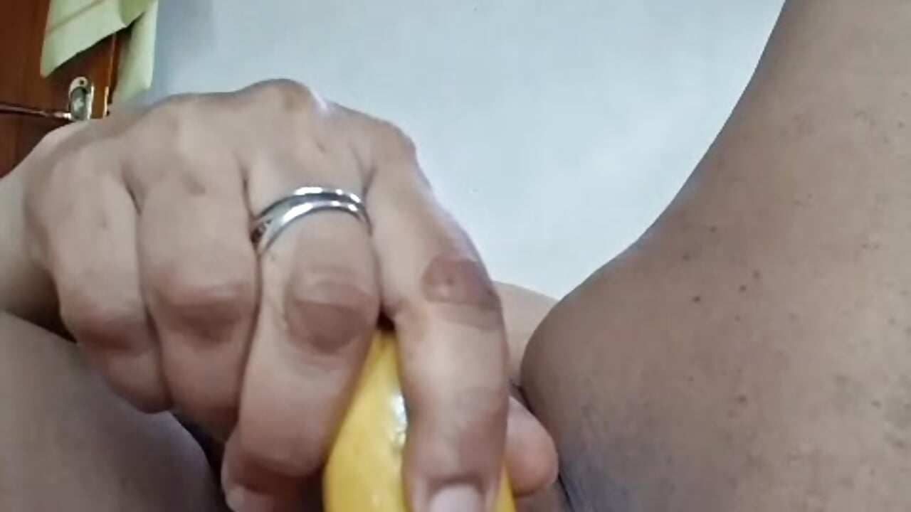 කෙසෙල් ගෙඩියක් දාගත්තා මෝල් වෙලා..🍌 Banana Fun..💦💦🍌 - Nishu_Girl2 캠 모델의 동영상