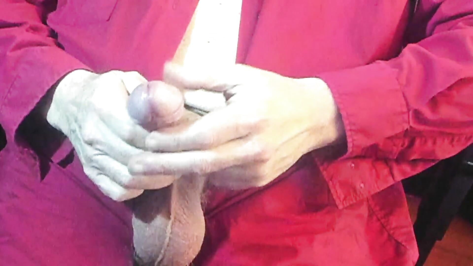 Cum in red – video od webkamerové modelky Uncle_Hottie