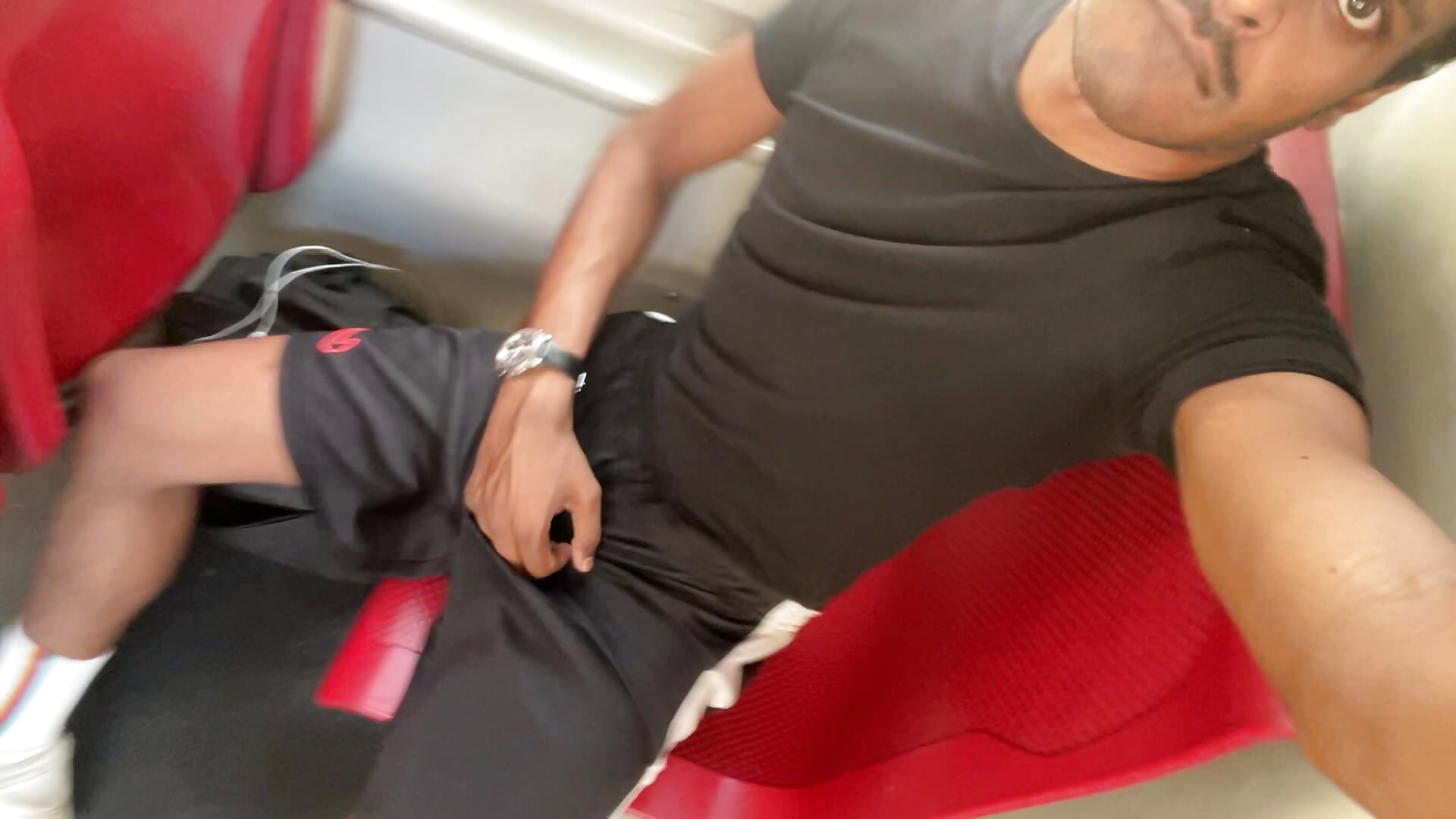 playing with bulge on public transport in Vienna 🚃 - teamrocket1433-এর ভিডিও