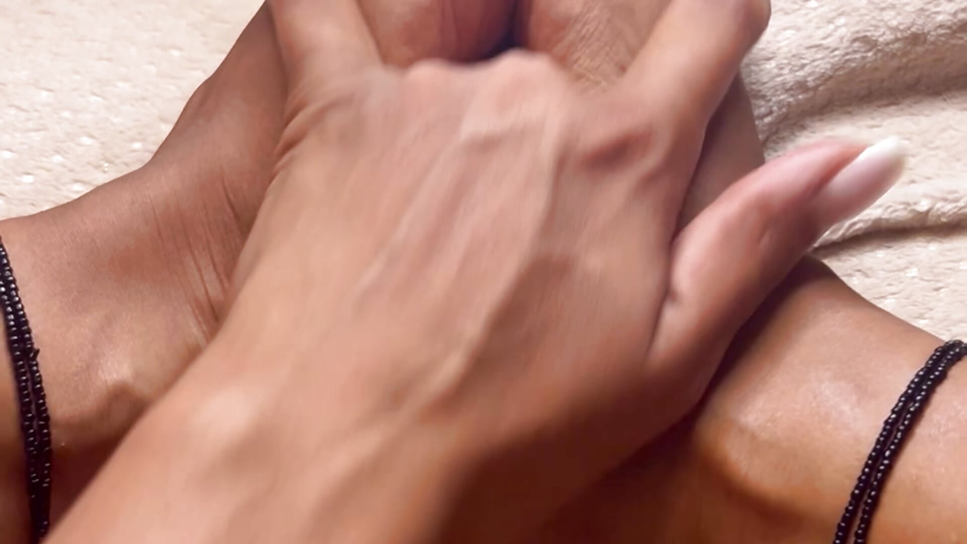 Je joue avec mes pieds😏 - video by Kaly_vibes cam model