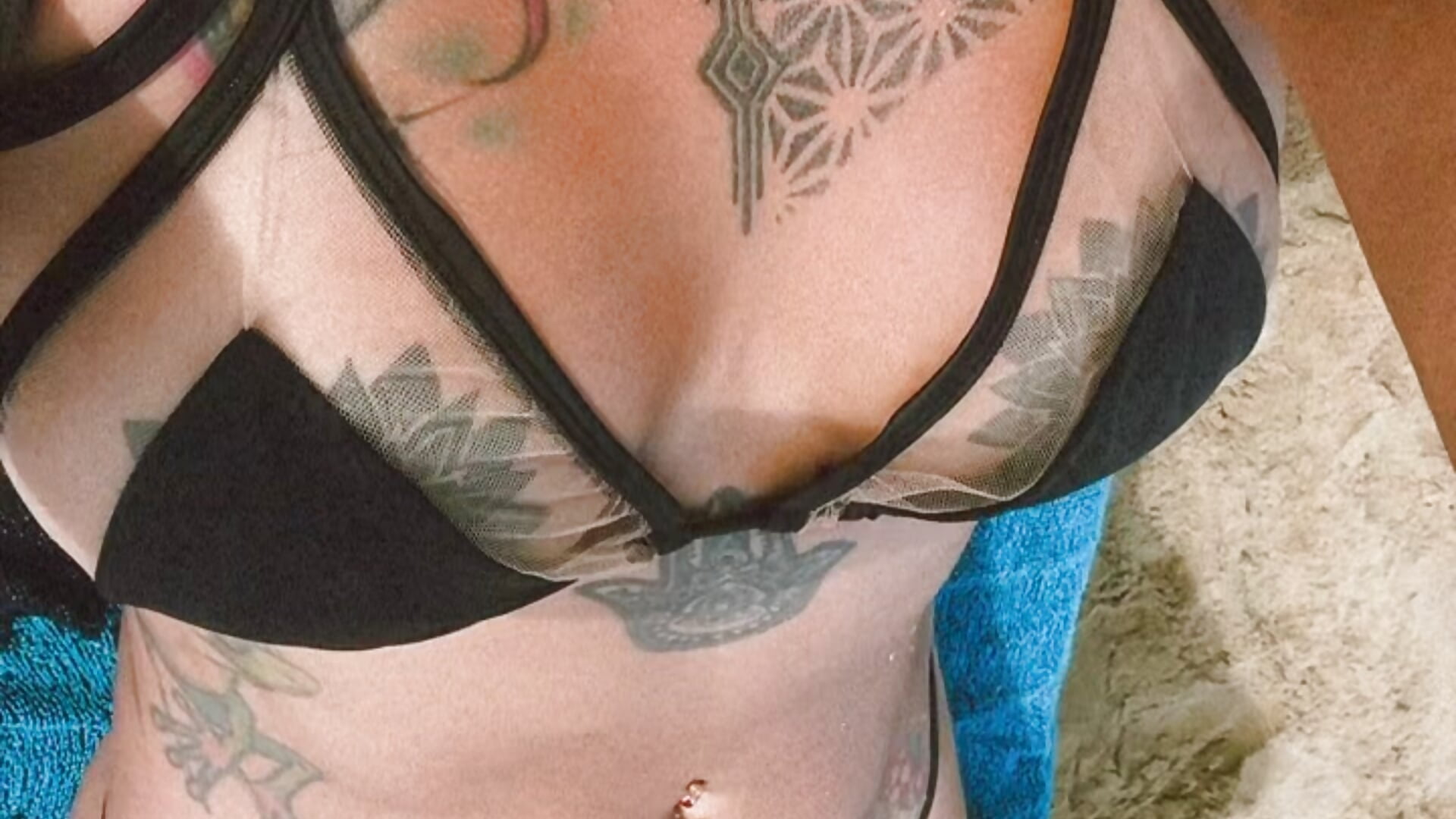 video_1_f0b650630ec4408db2b7599376626cb4.mp4 - video di ReynaTatty modella di cam