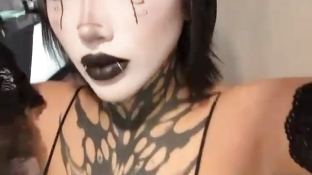 ฅ^>⩊<^ ฅ - goth_d0ll adlı kamera modelinin videosu