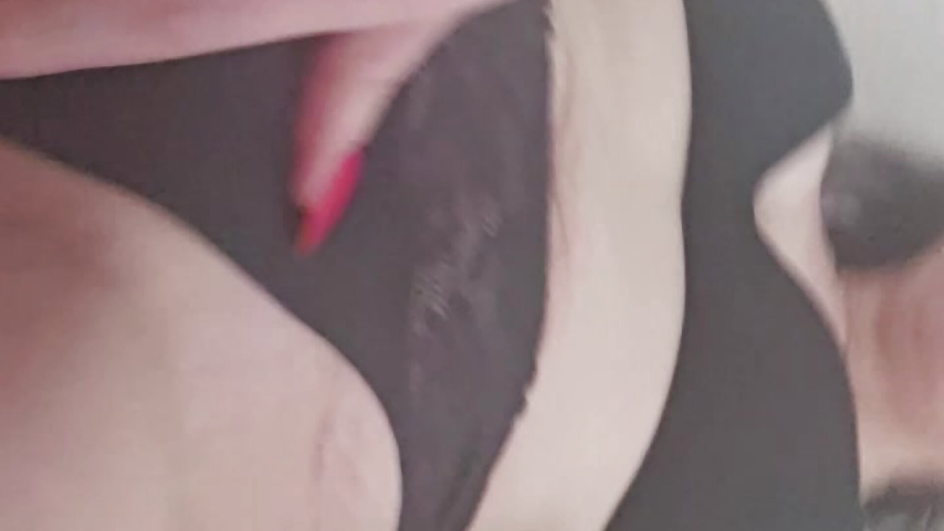 would you like to finger my pussy? - vidéo du modèle de showcams YourSweetStella