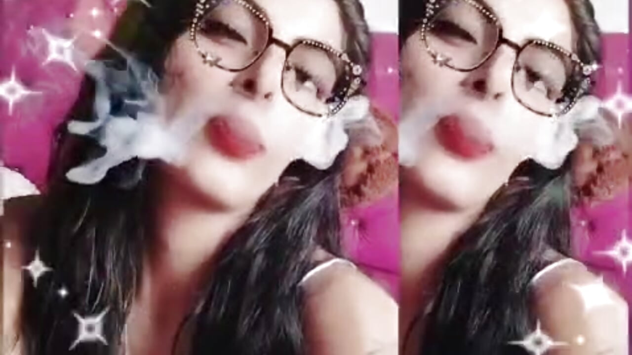 Come and smoke with me for a while. tell me about you I want to know you - vídeo de andrea_rose69 modelo de câmara