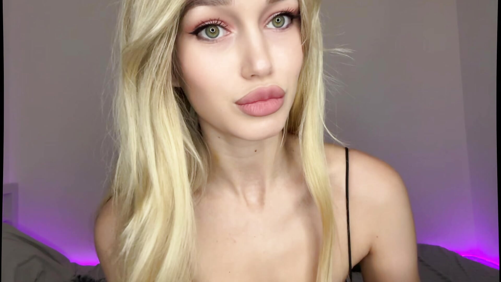 I'll be online in a couple of minutes😜🍒 - vídeo de la modelo de cam KristinaDanes