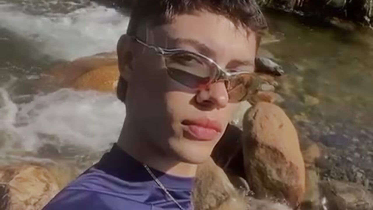 Cold water, warm skin... the rest flows 😏💦 - vidéo du modèle de showcams Alexxus_Smith