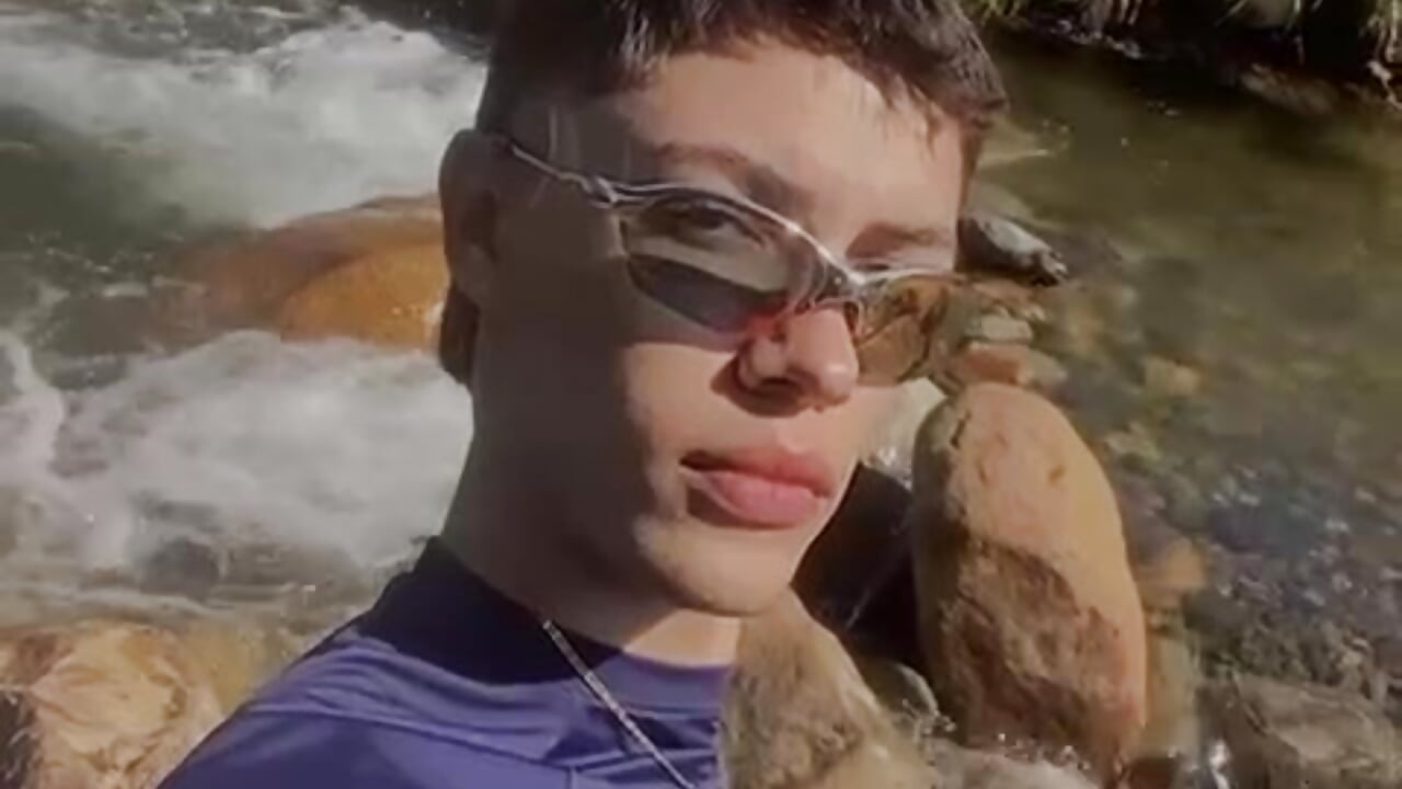 Cold water, warm skin... the rest flows 😏💦 – video modela na kameri Alexxus_Smith