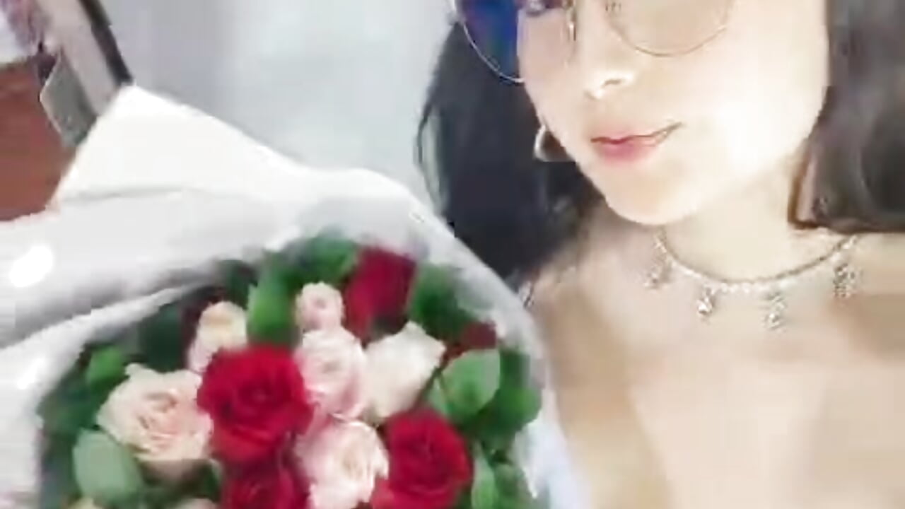 The best. thanks for the beautiful flowers. I love u – video modela na kameri Ela_James_