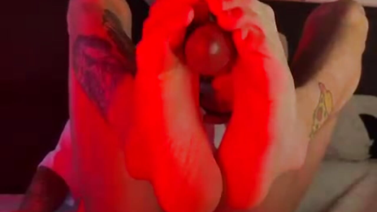 playing with my feet ☜ ( ¬︡ ᴗ ¬︠ ) - video by Olliver___y cam model