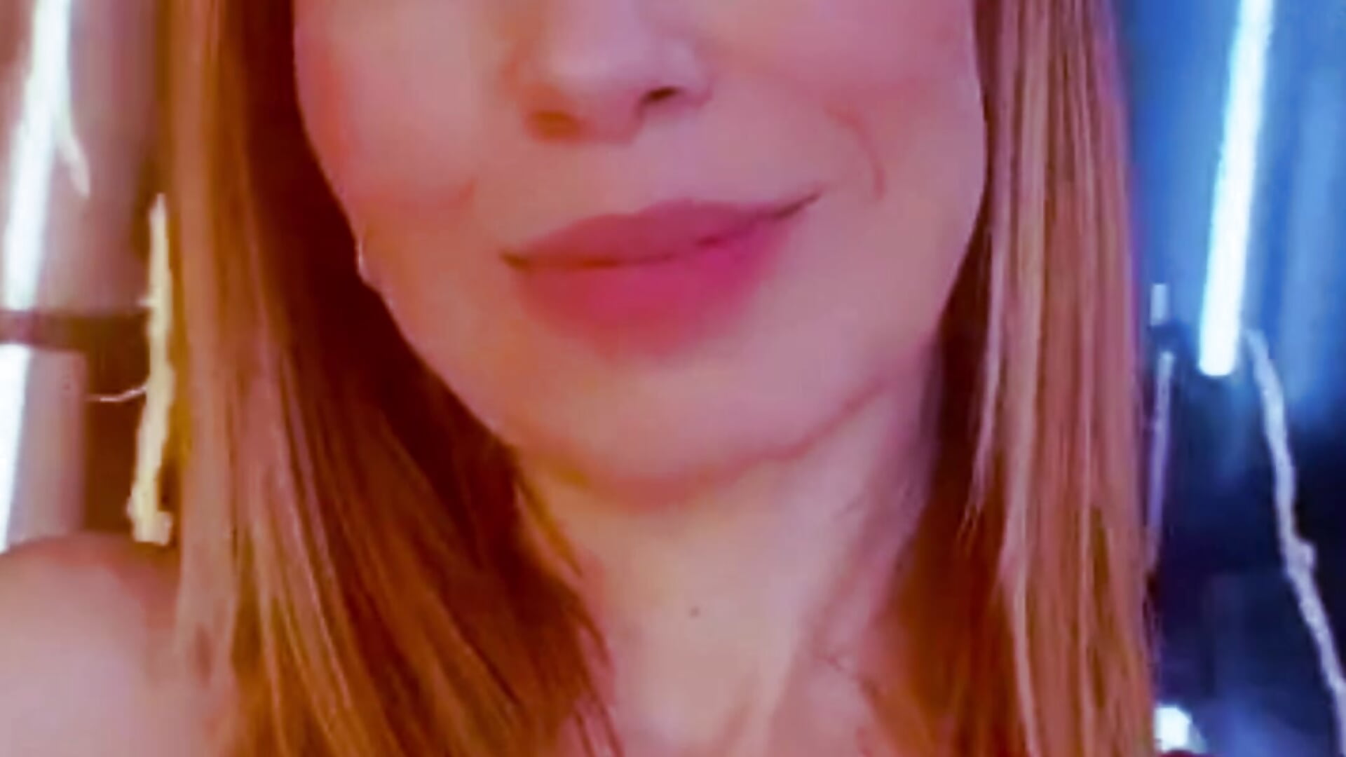 Emily kisses - Vídeo de Starlight_Mature_pm, modelo de vídeos