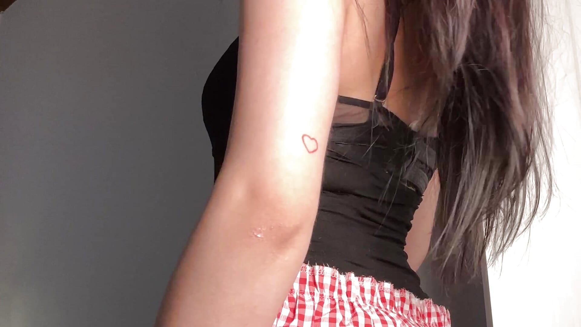 Hey hey 💗 – video modela na kameri sadelune