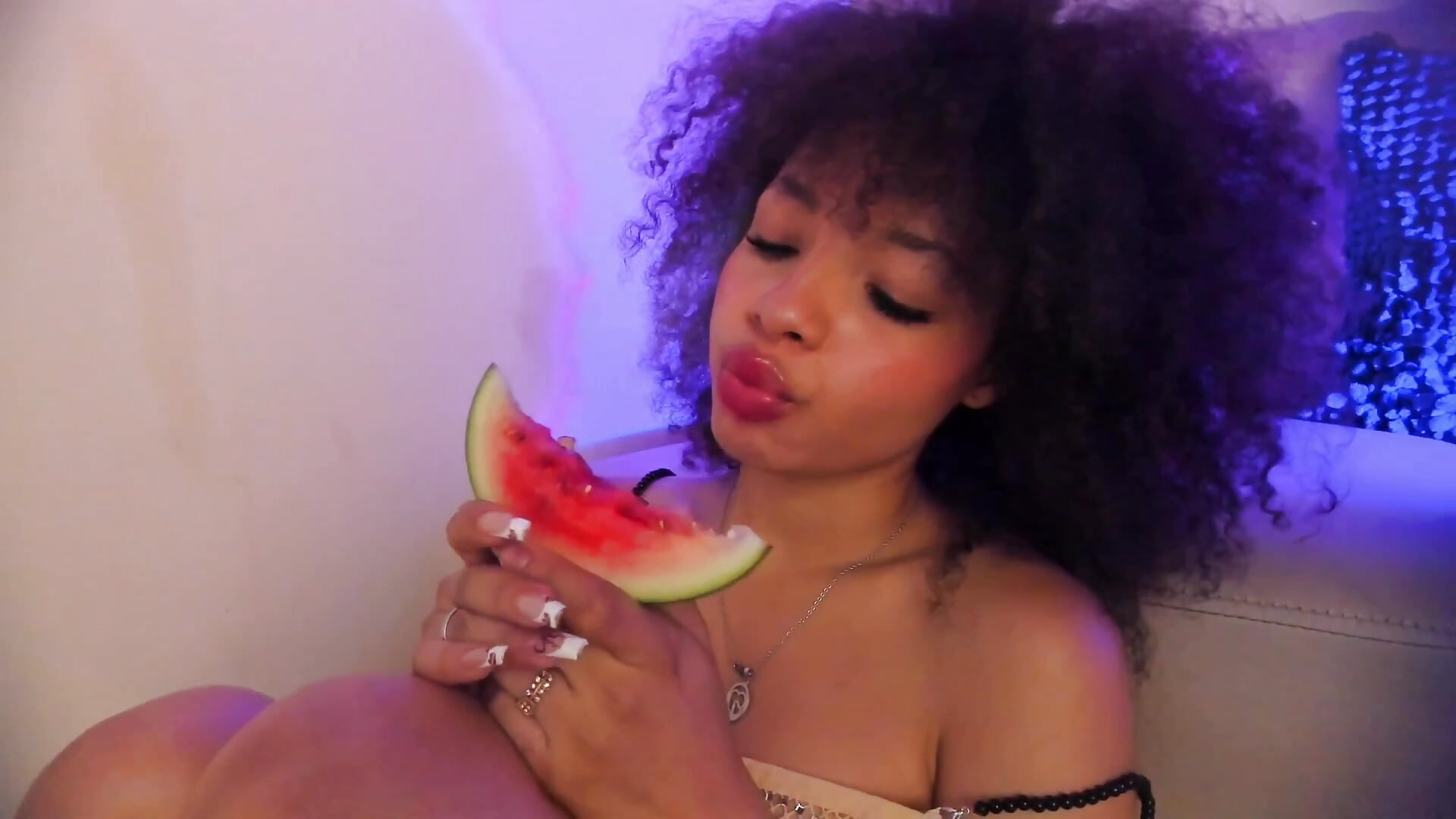Eating sexy a Juicy watermelon - video của người mẫu cam sofia_kay