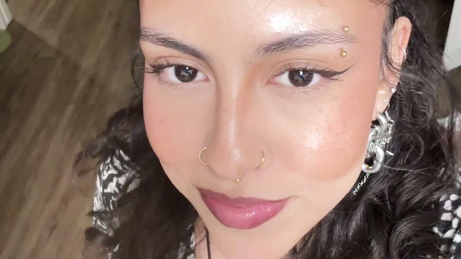 Face piercing– soberlessD kameramodell videója