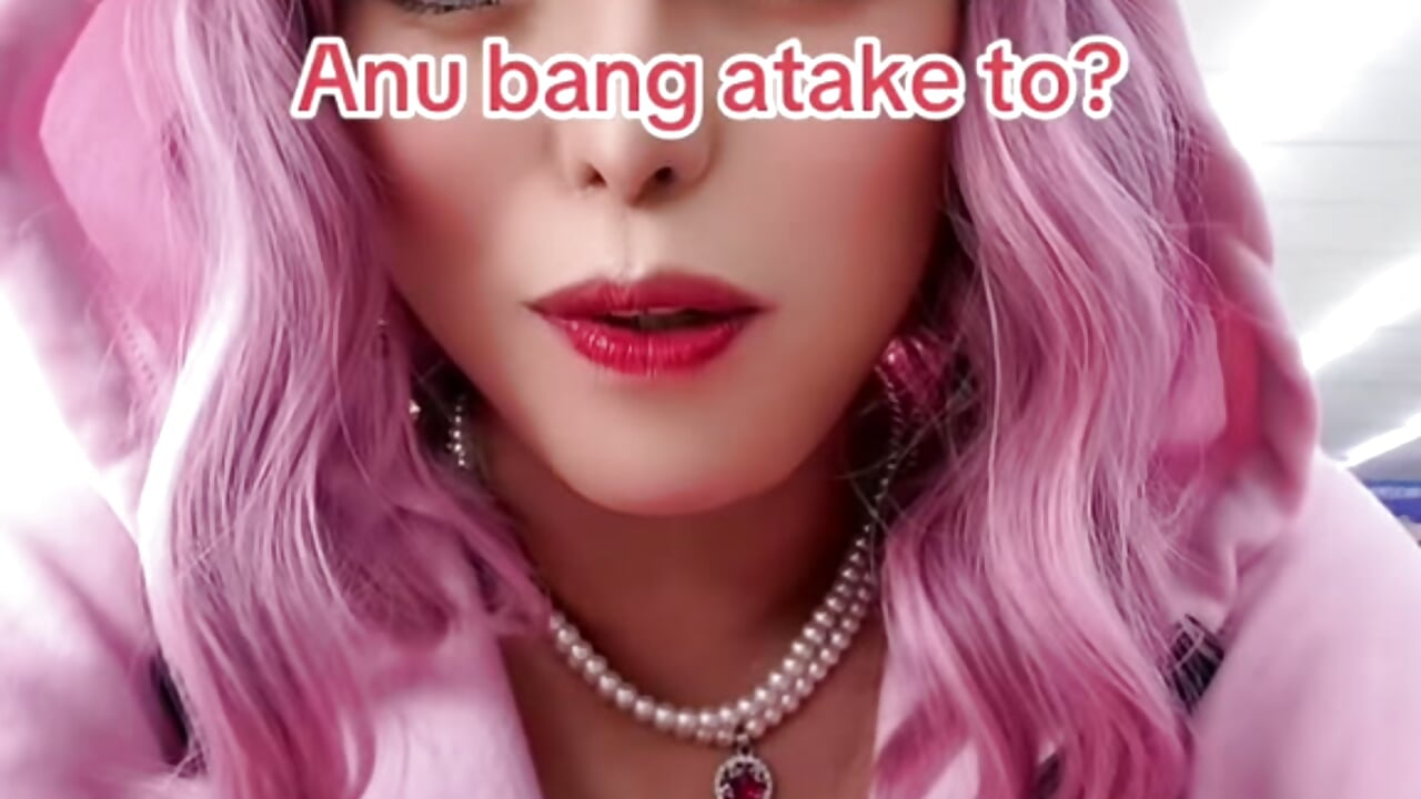 Anime Costplayer in public - video di BigCockLatinaTS modella di cam