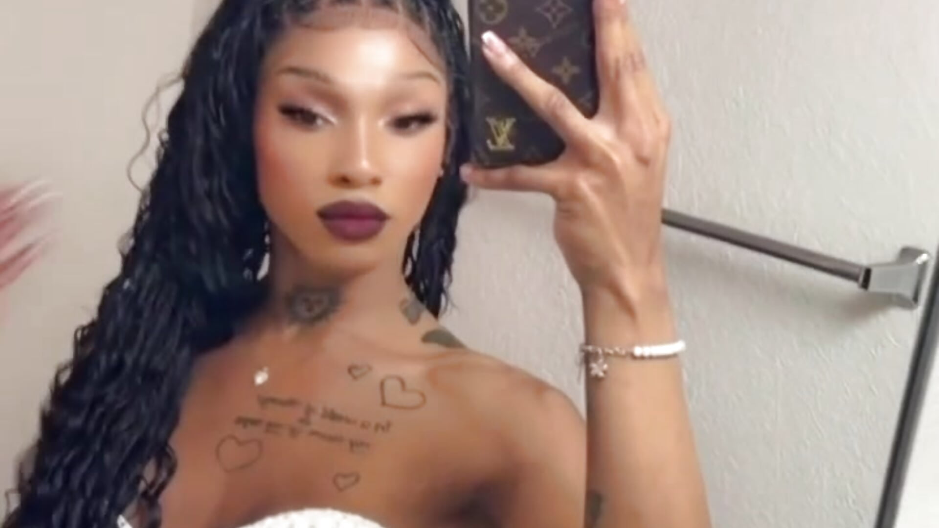 D39373C8-538B-4F88-820C-56E9FEDC32A0 - blasiandolee adlı kamera modelinin videosu