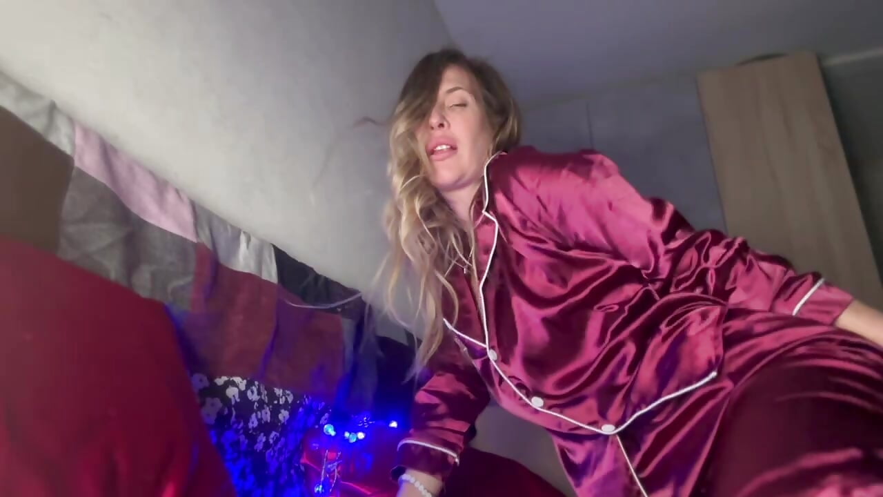 Late night pranks alone – video od webkamerové modelky IssabelXO