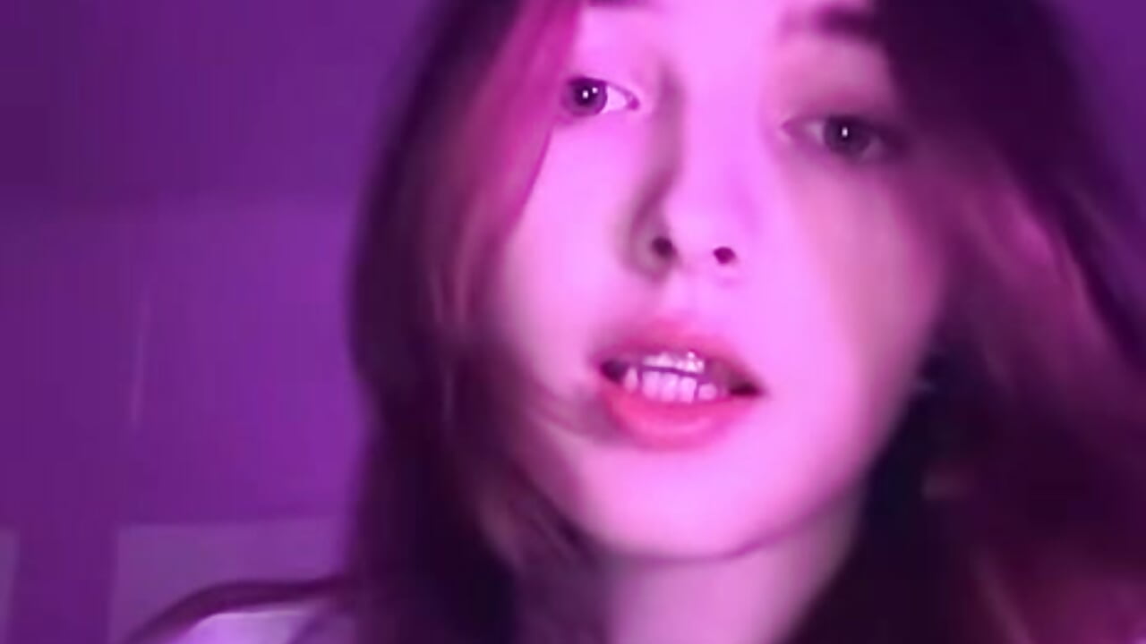 :3 – video od webkamerové modelky MimiHoey