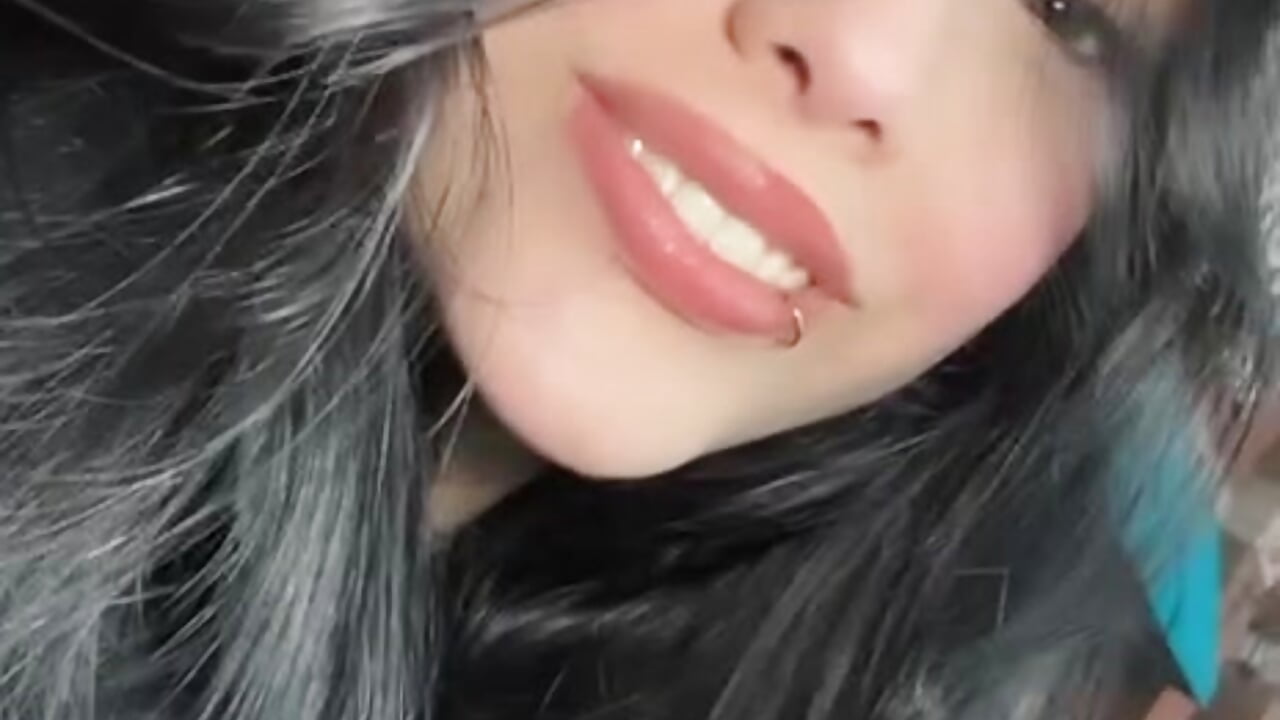 Kiss for you - video by sarivelvet cam model