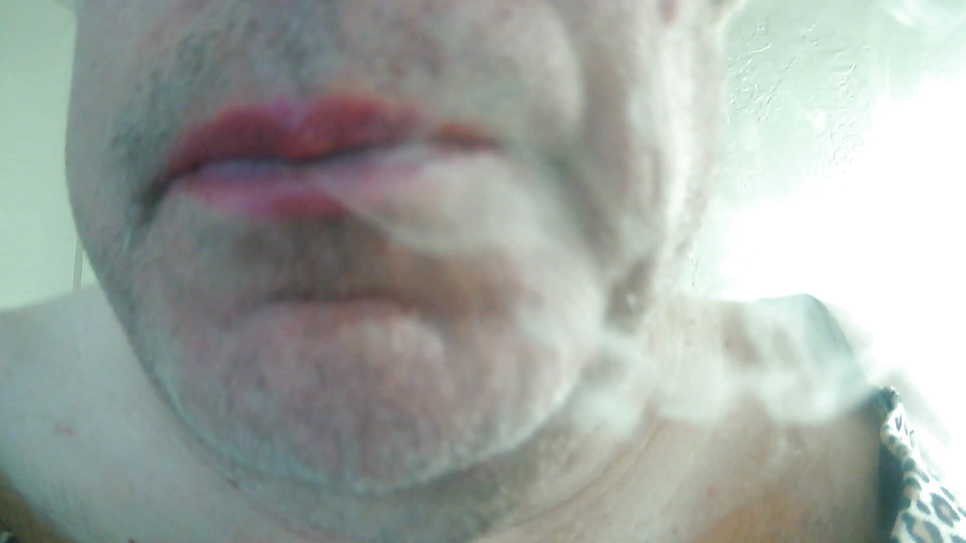 hot red lips vaping