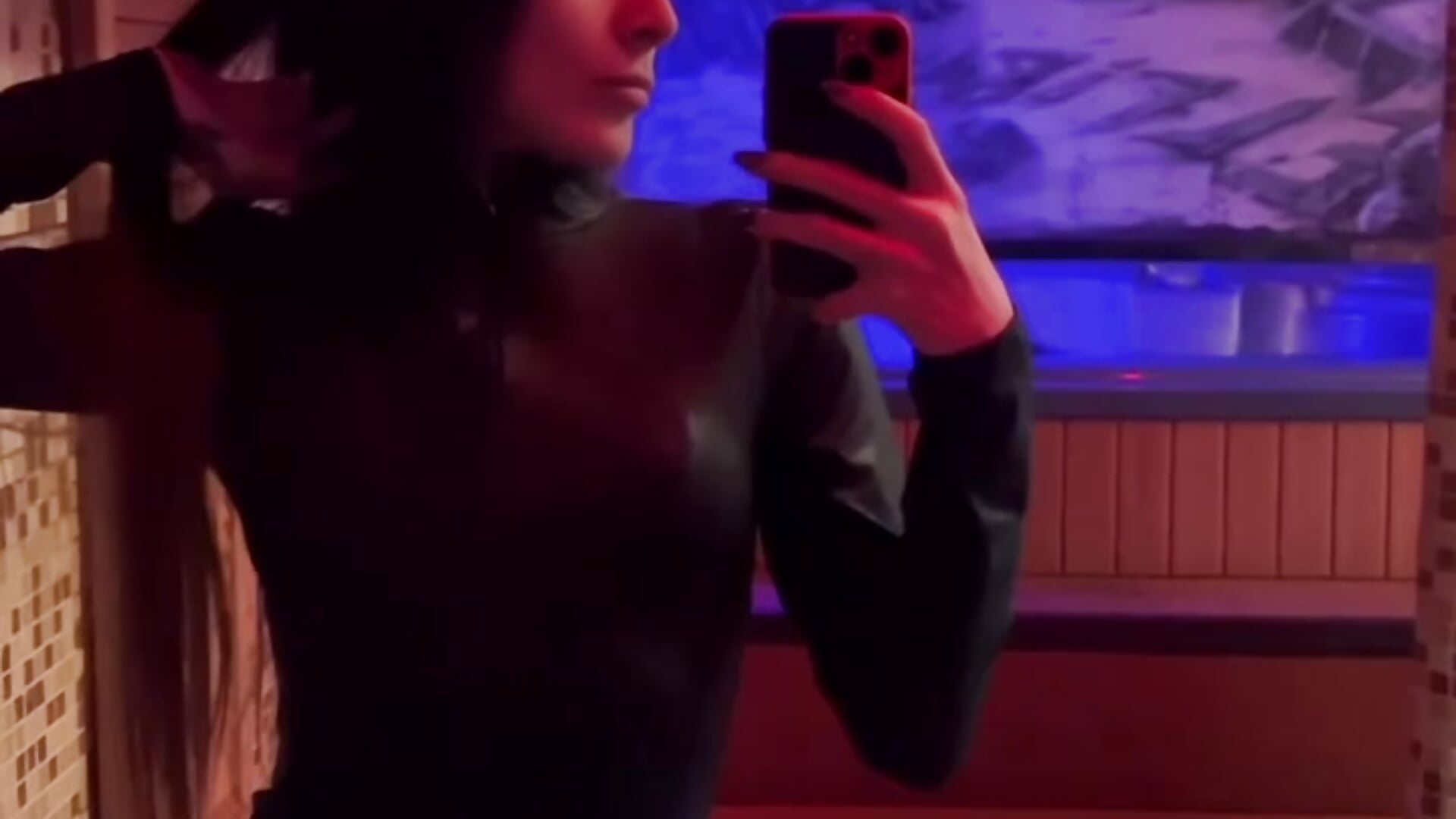 Mirror in the pool - video by Miinside cam model