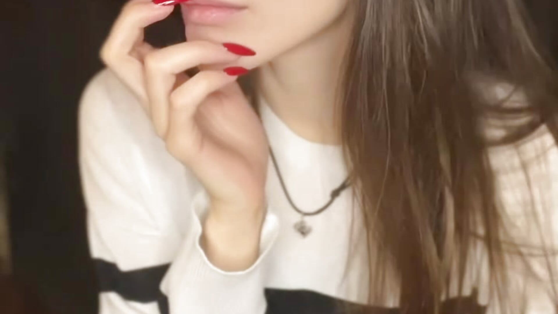 Red nails - video by Miinside cam model