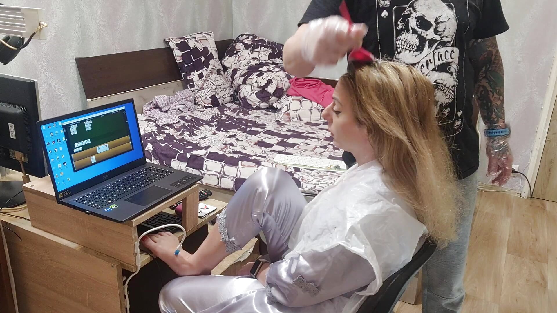 smoking, playing online rummy while gonzo bleach my hair – video af fuck_friendsxxx cam-model