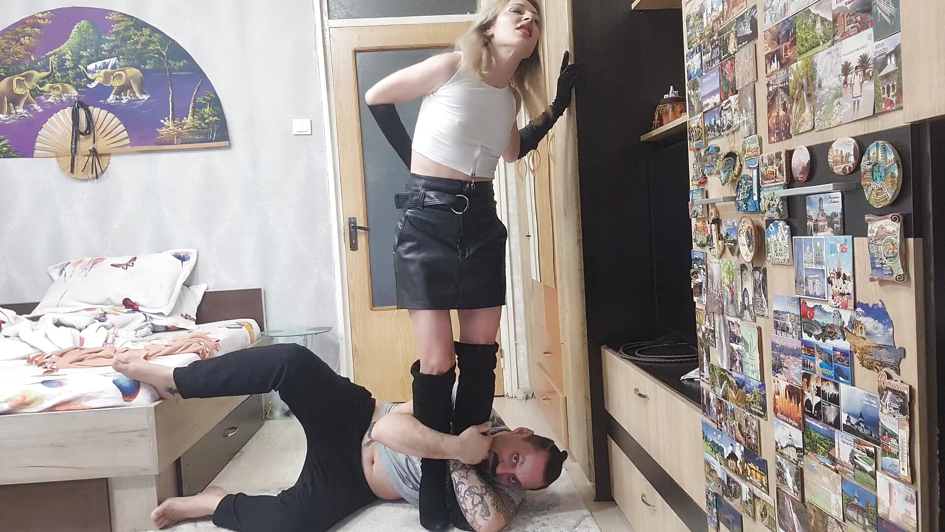 gonzo grab my legs and i try very hard to escape - відео від вебкаммоделі fuck_friendsxxx