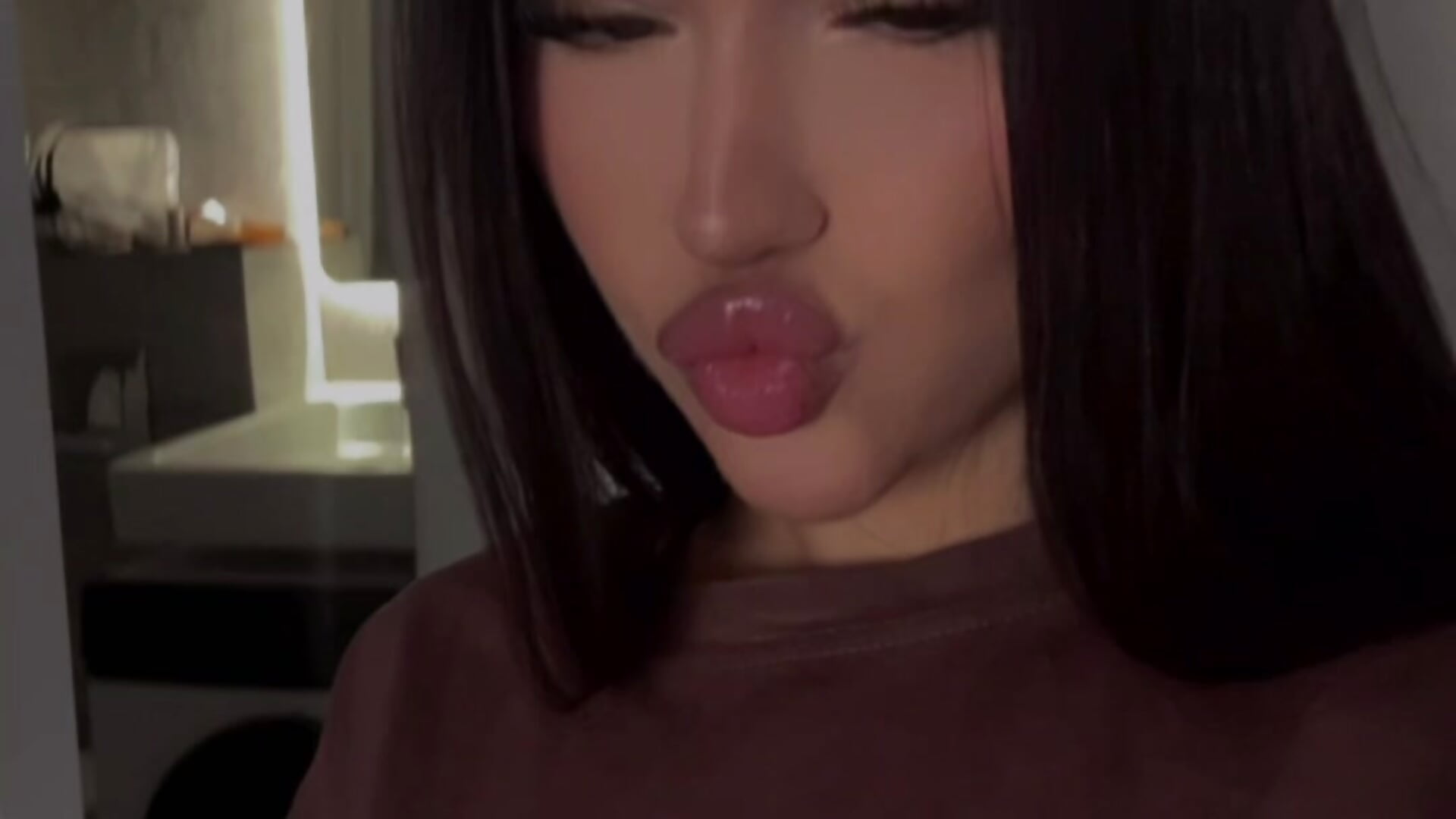 What would you do with those lips, mmm? 😉