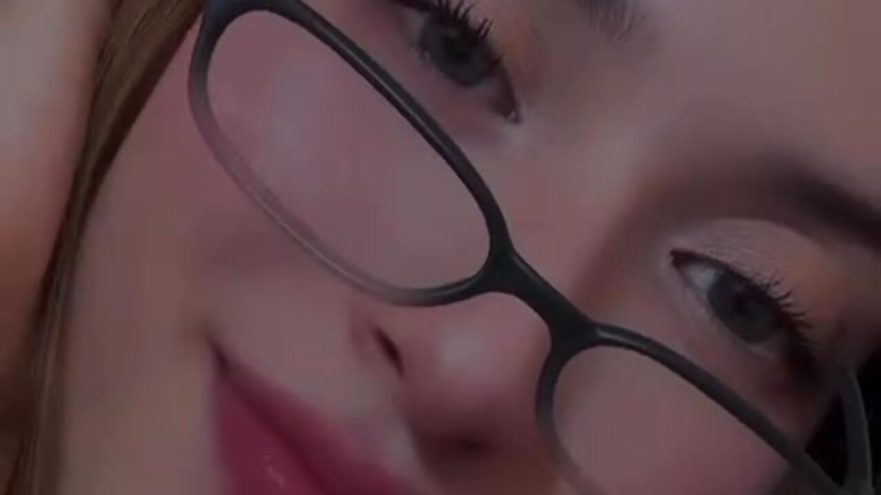 bespectacled - clip cu emilywilliis model videochat