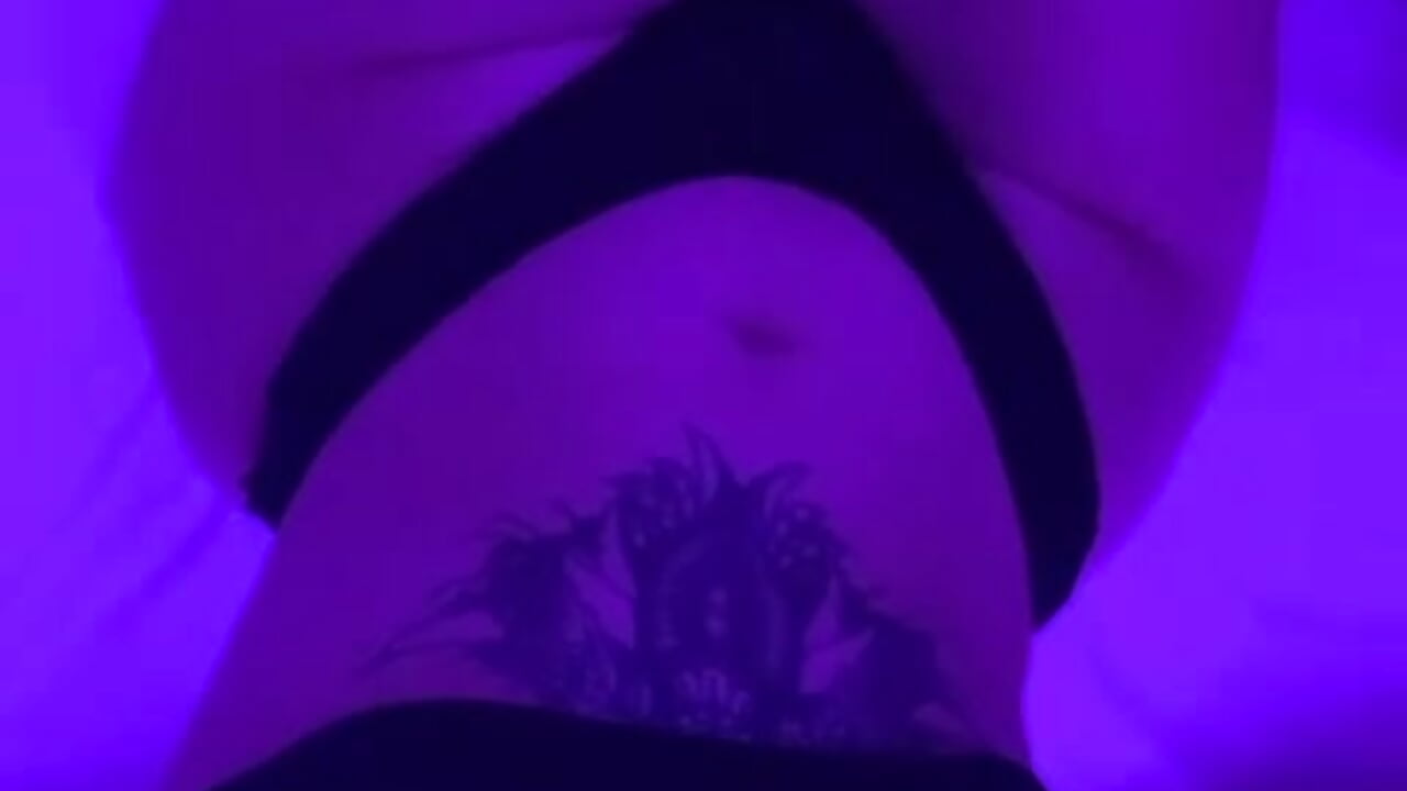 Apparemment il faut un cacès pour mon gros cul - فيديو من venustattoue موديل الكام