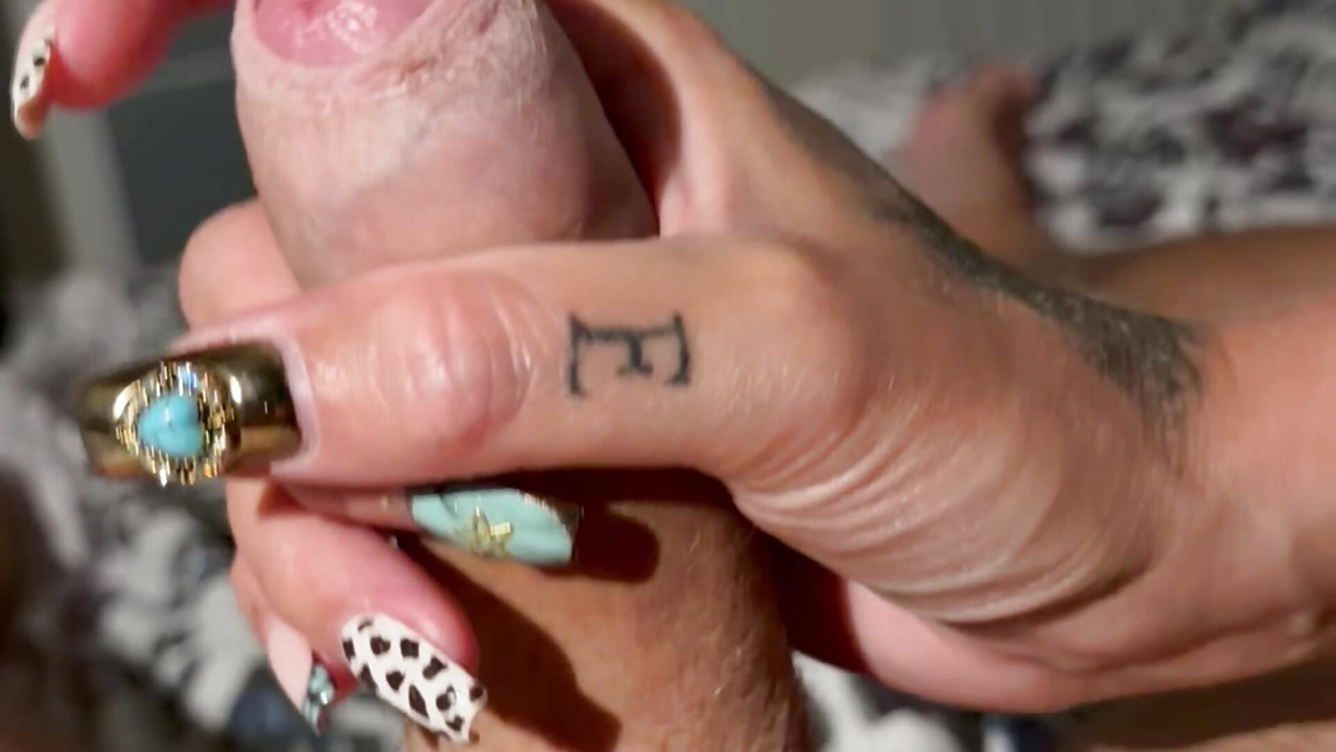 Petite masturbation relaxante avec manucure