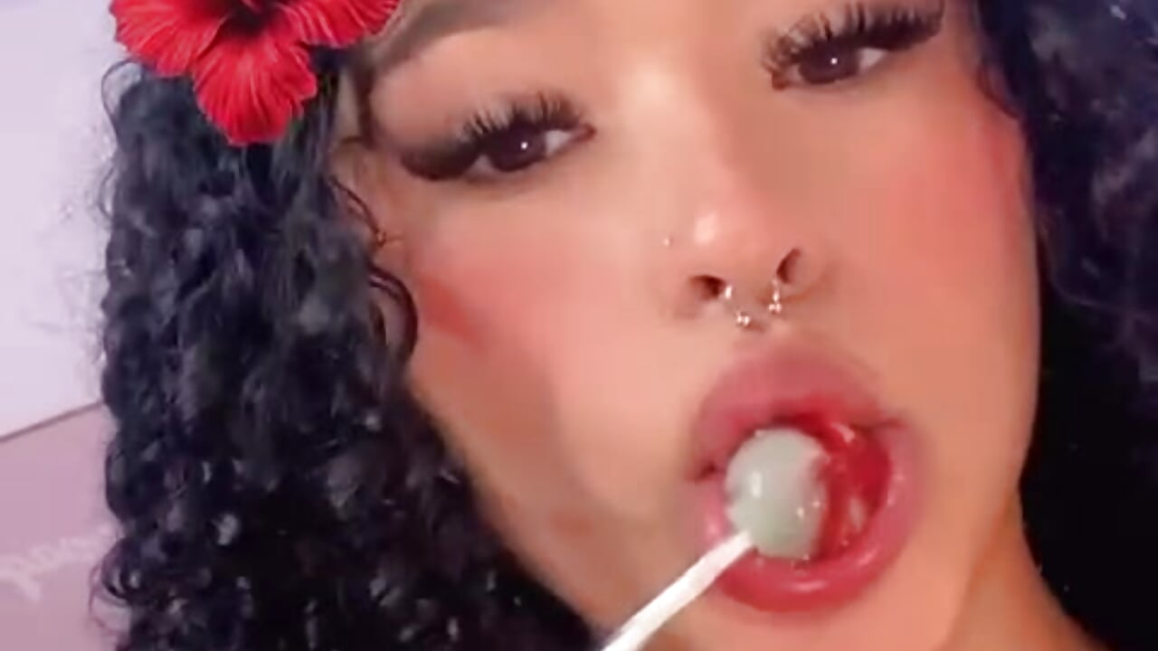 Sweet flavor kiss 🍭 - video by crystal_dlun cam model