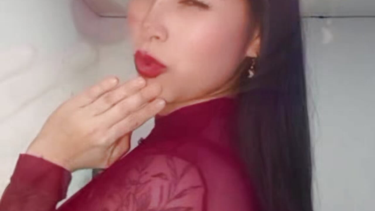 Don't forget to follow me ❤️🍓 - Vídeo de Adri_gomez_x, modelo de vídeos