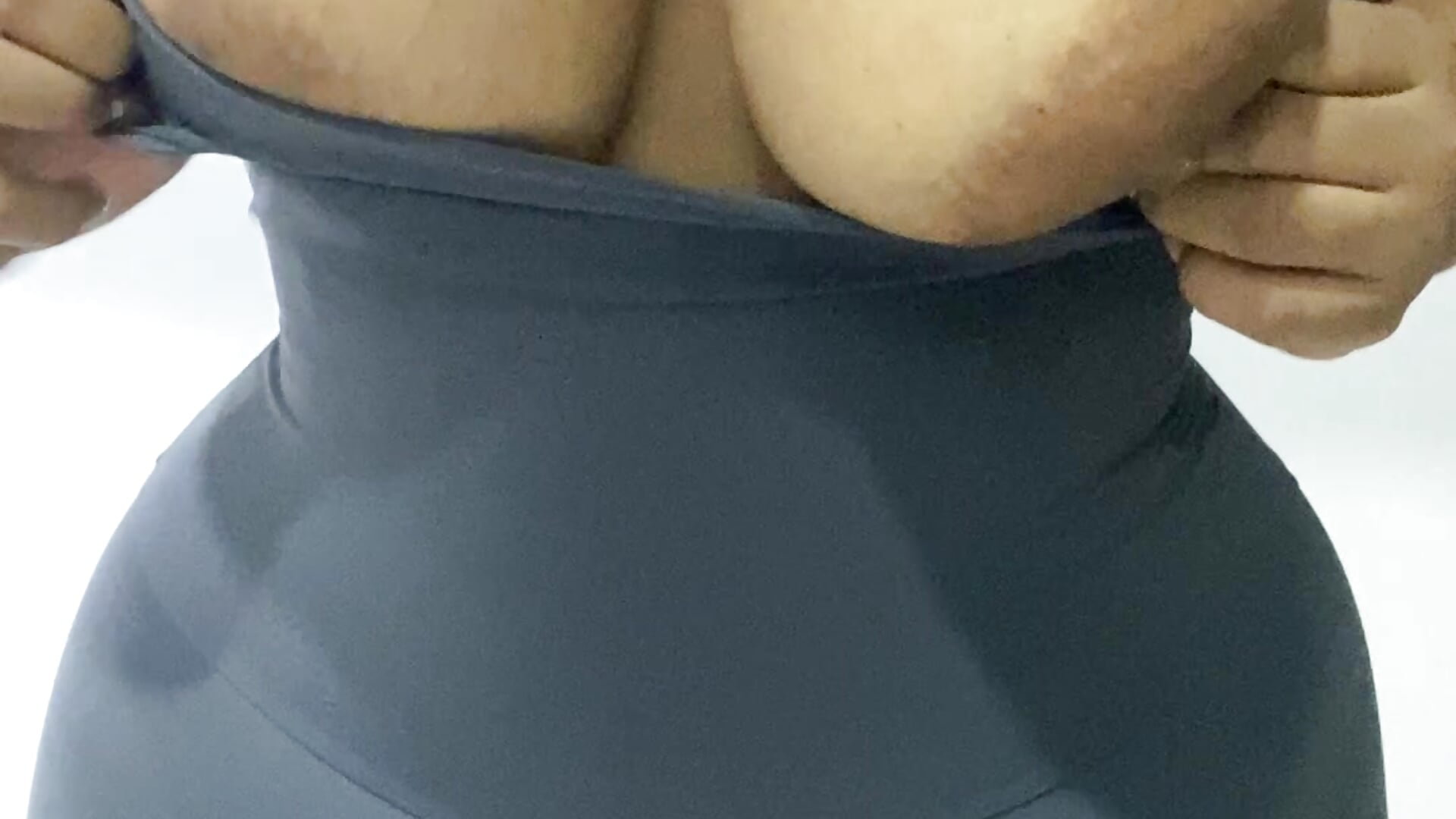 My big butt in leggings, super tight, sexy, I dance for you😋😈