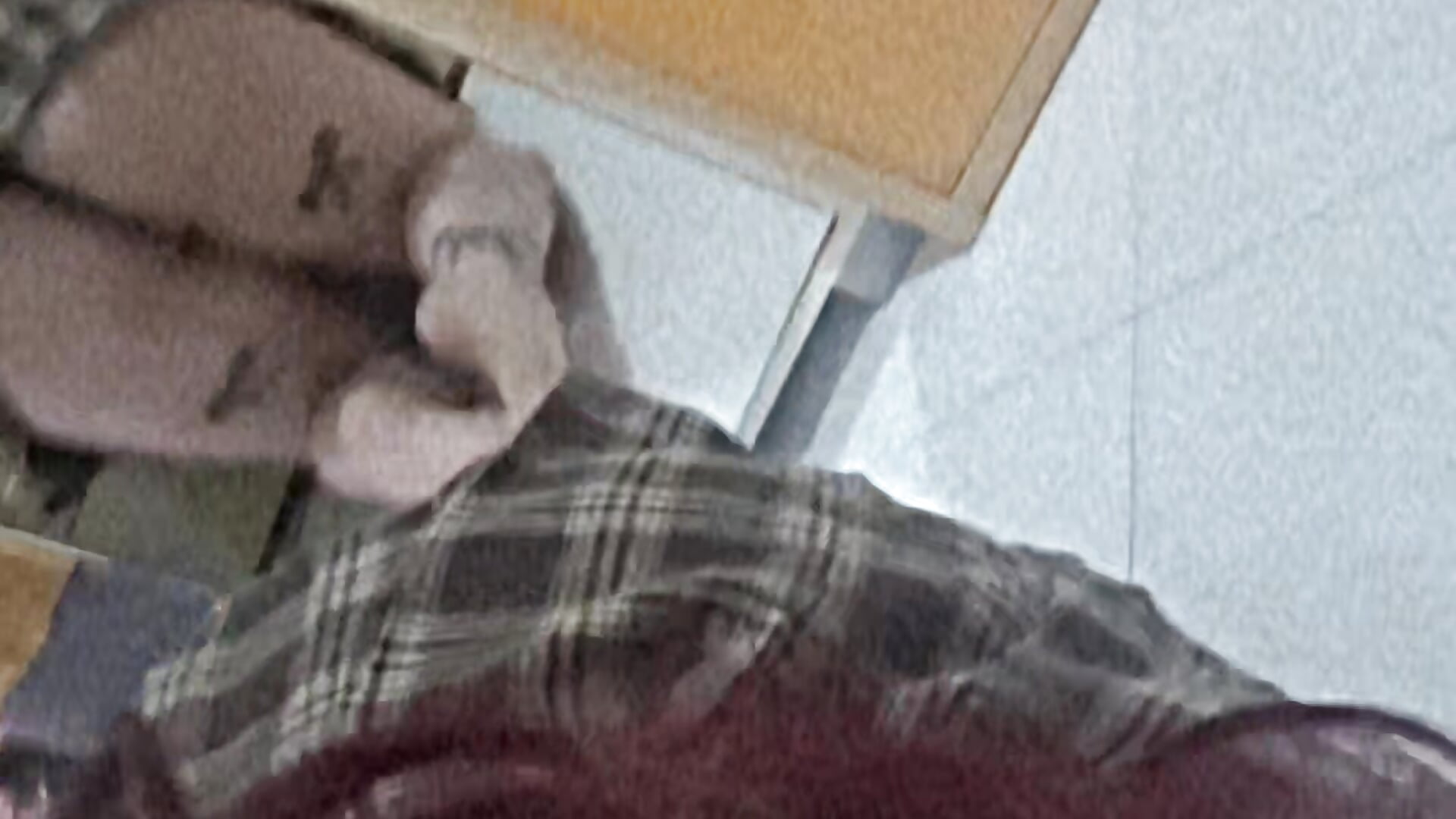 Gonnellina da studentessa alzata e piediini - video by rosenrrot cam model