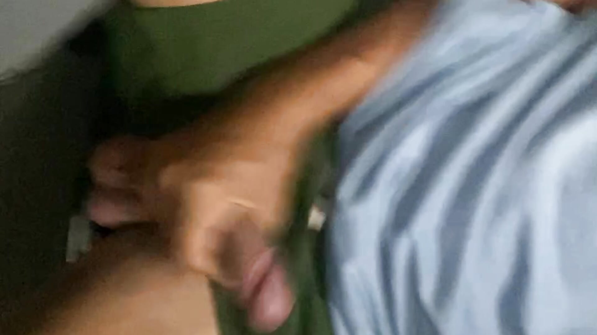 Punheta no bus - video by putomagrelo cam model