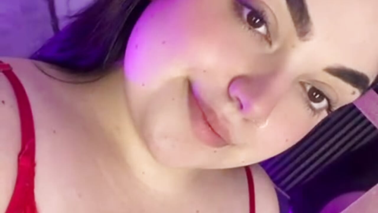 I’m so close I’m biting my lip - linda-Clemont主播的视频