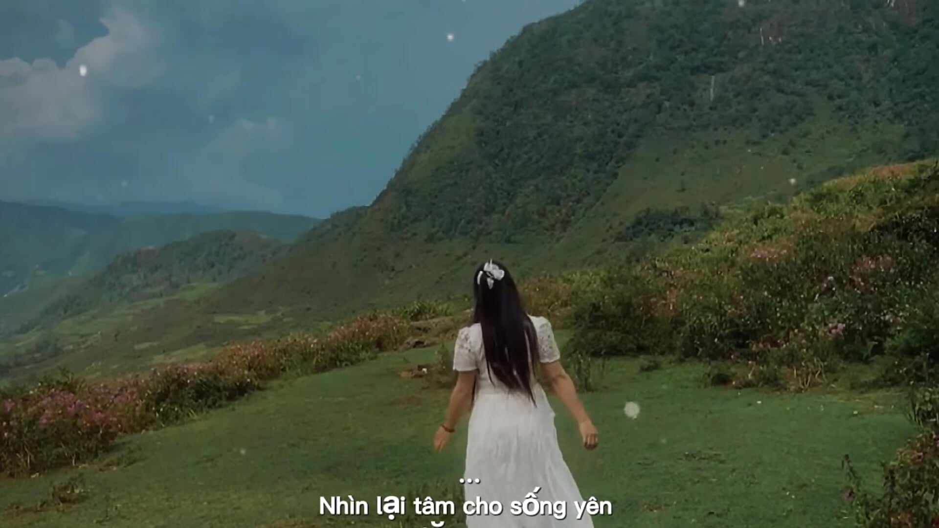 "On the other side of the hill, there's a vast sky." – video od webkamerové modelky Mayly_lucky2