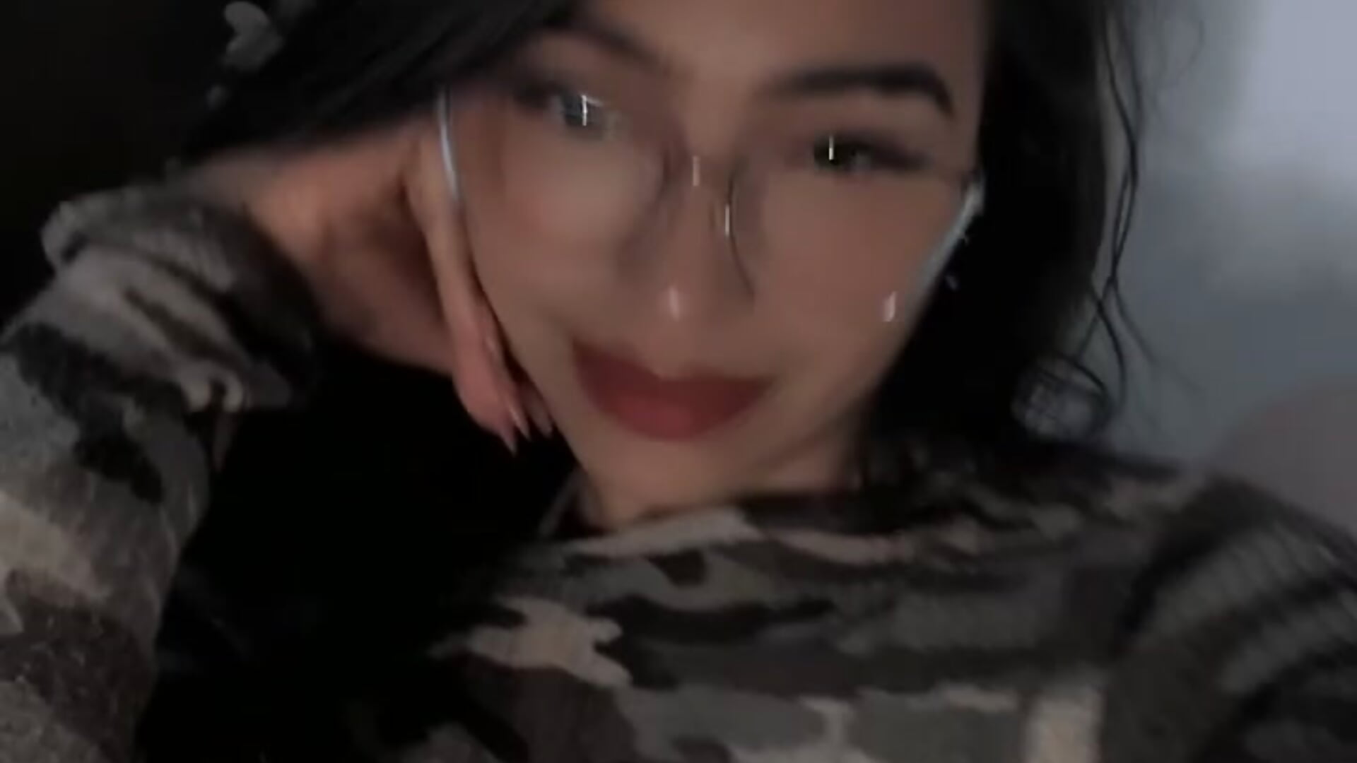 FB10256A-C0F8-4117-905F-6E2764EC9642 – video od webkamerové modelky Mystick_