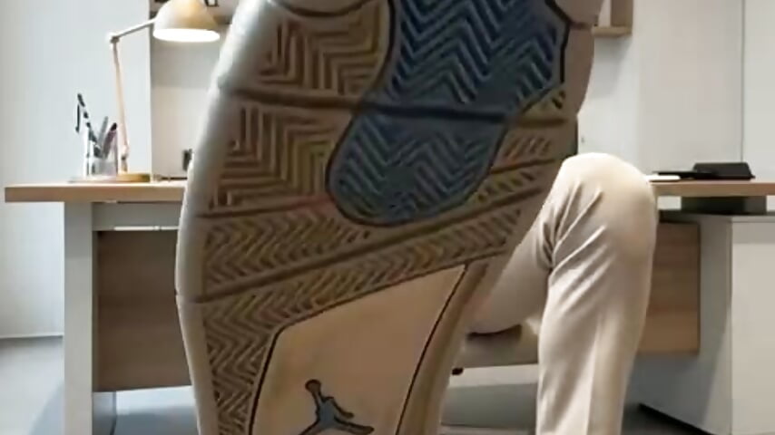 Under the Desk, You Can’t Stop Looking 👣 - vídeo de la modelo de cam elimystxo