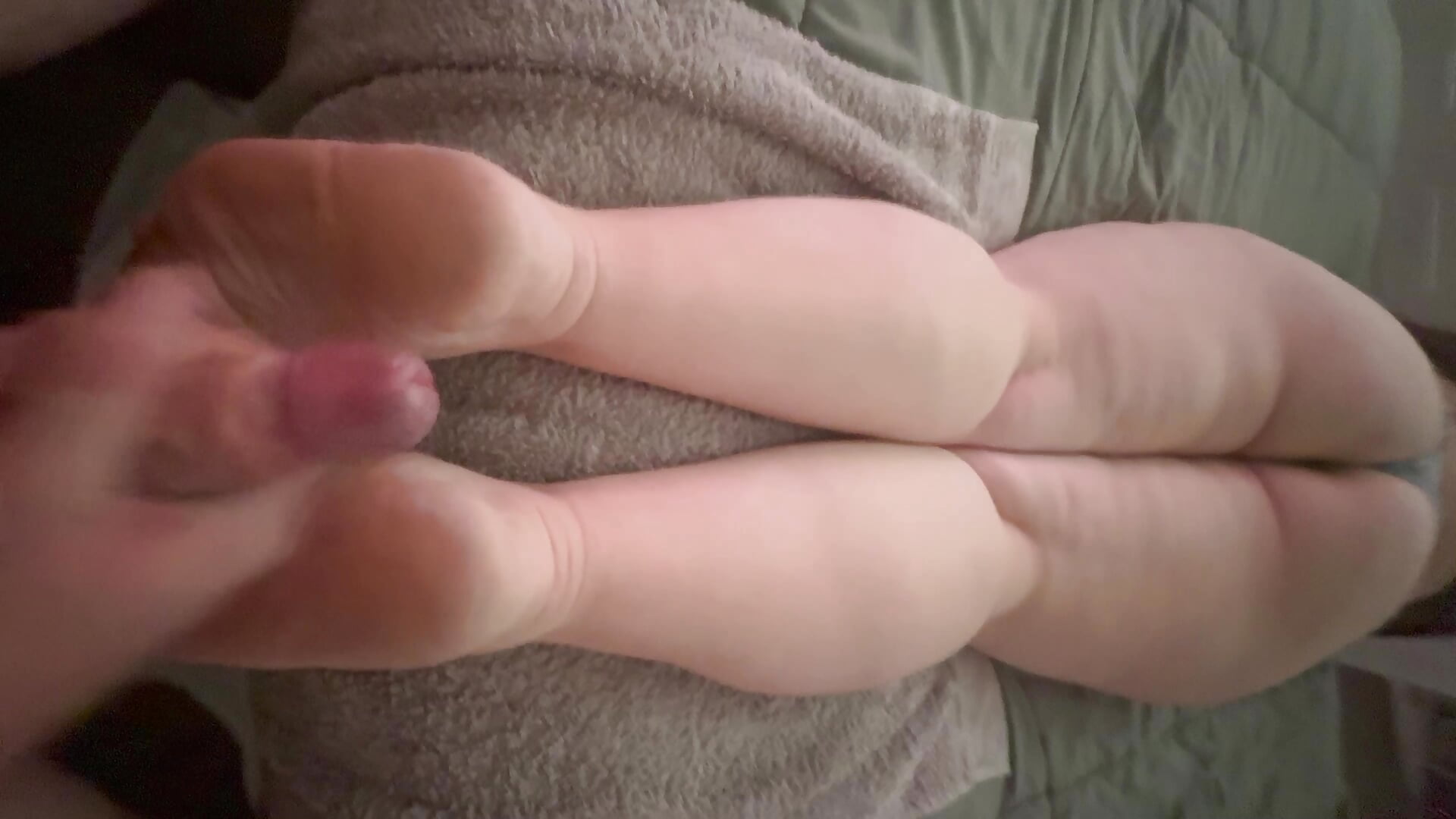 Quick cum on soles and ankles - video by carinabro10 cam model