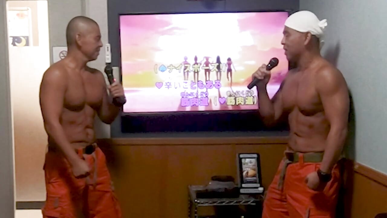 カラオケです(歌ってるのは2人とも自分です) – video modela na kameri kanchiki