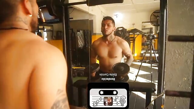 Training without a shirt - video av EvanVelvet cam-modell