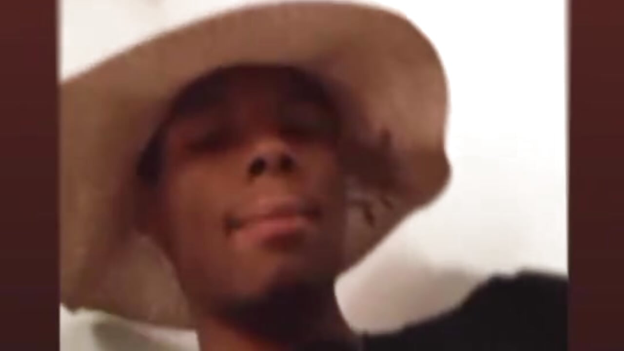 A sexy guy with a cute ornament on his tongue - FallenEmigree 캠 모델의 동영상