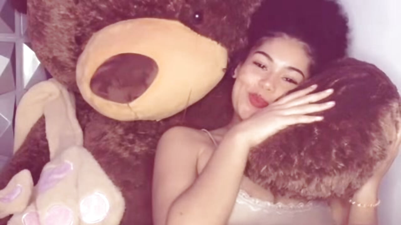 This baddie love be spoil 💐💋 - video by baddie_delayla cam model