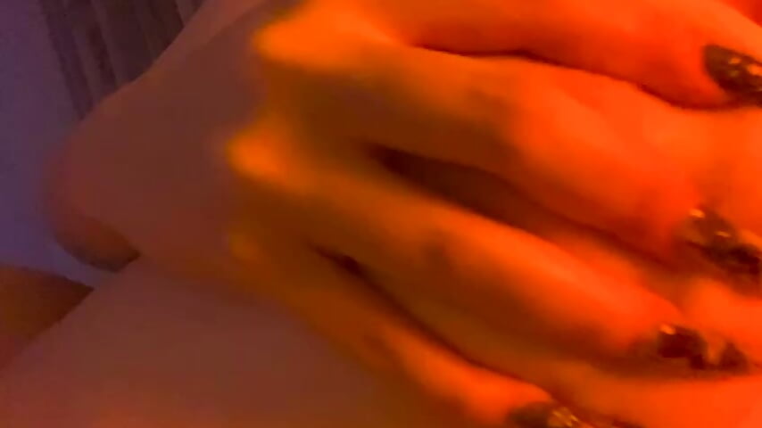 Massage my boob closeup - vídeo de la modelo de cam ElenoreMynatt