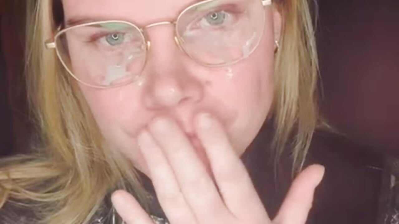 You wanna come on my face 🫦 - video by SexyBlondJoanna cam model