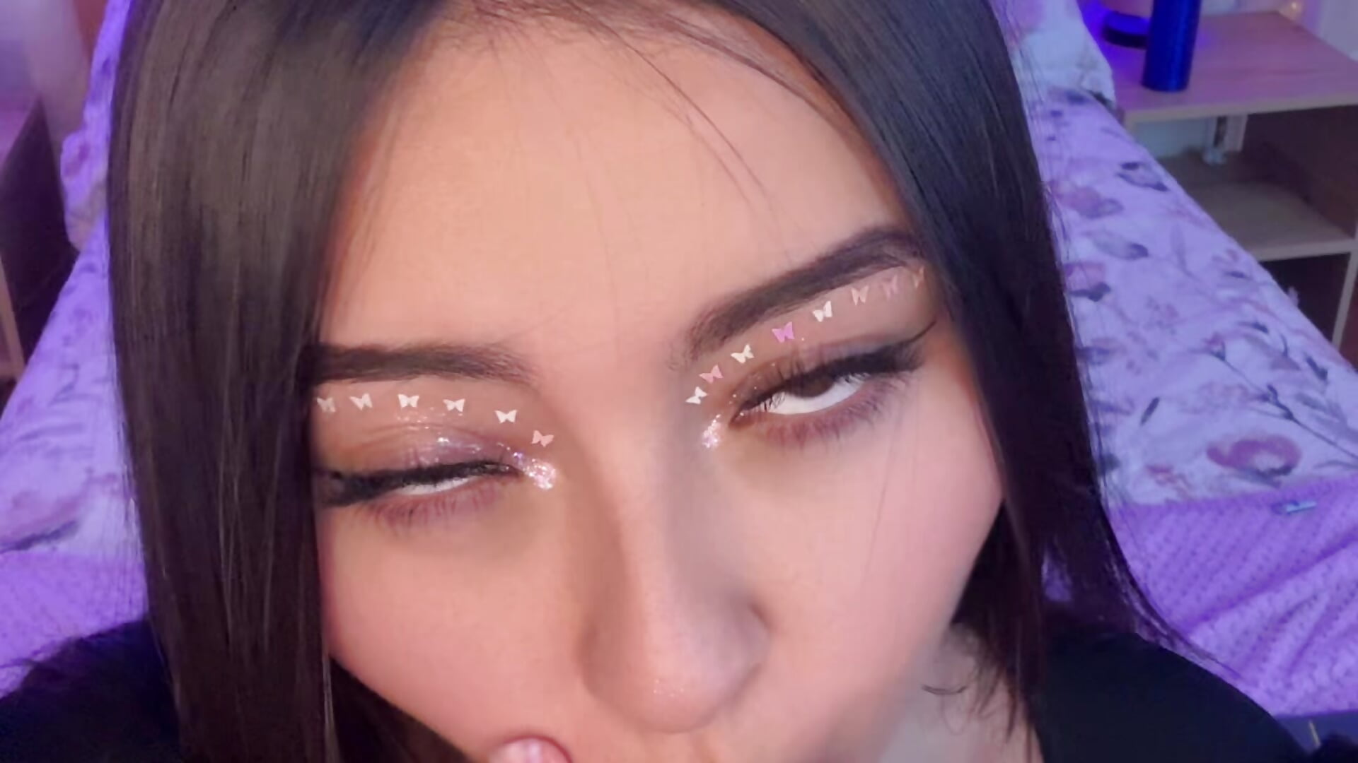 Let me lick your fingers 😏 - video di Jenifer_James modella di cam