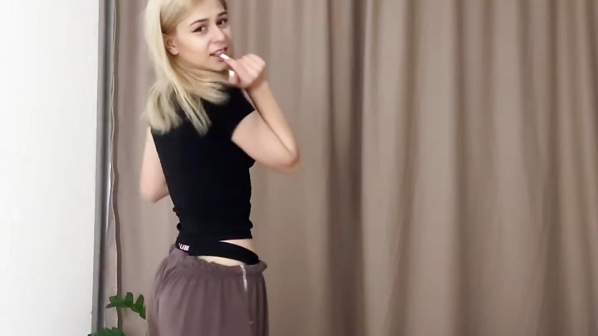 Cute 🥰 - video by ApheliaStar cam model